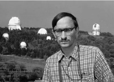 Рис 22 Студент МГУ Сергей Шугаров открывший Новую Лебедя 1975 г на фоне - фото 29