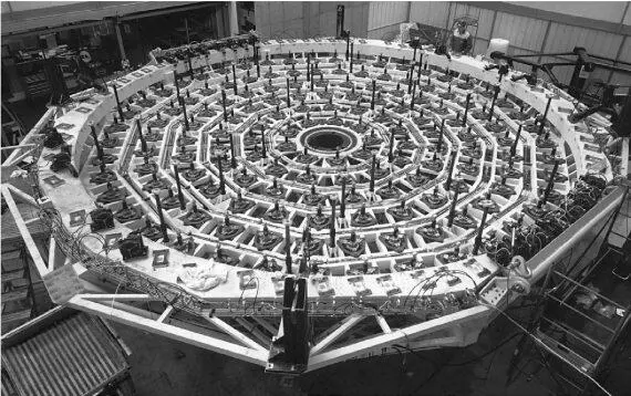 Рис 329 Оправа главного зеркала одного из телескопов VLT Видны выступающие - фото 77