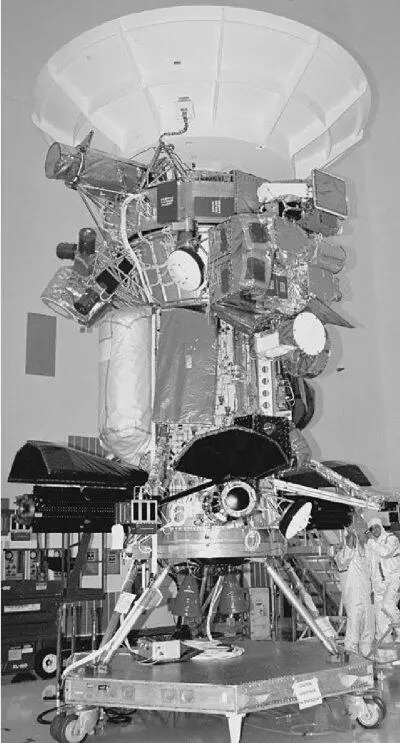 Рис 811 Межпланетный зонд Кассини во время испытаний в Космическом центре - фото 206