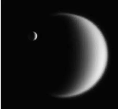 Рис 816 Титан справа и Энцелад из системы Сатурна Этот снимок довольно - фото 211