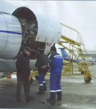 Двигатели Ан148 достаточно удалены от земли но могут обслуживаться без - фото 21