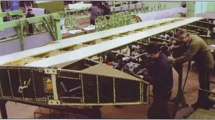 Производство хвостового оперения Ан148 на ВАСО Воронеж 2004 г Оба летных - фото 27
