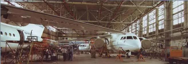 Оба летных экземпляра Ан148 в одном из цехов АНТК им OK Антонова Киев - фото 28