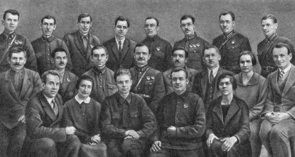 Организаторы командиры и бойцы отрядов Красной гвардии МорозовскоДонецкого - фото 8