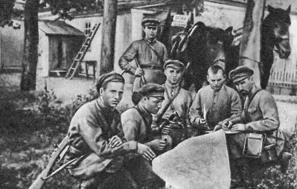 А Я Казанов начальник штаба дивизии разъясняет командирам обстановку перед - фото 16