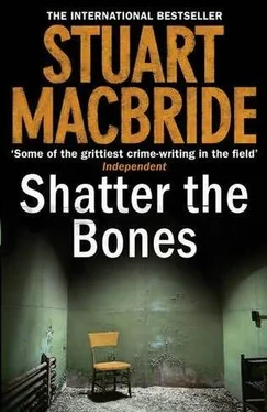 Stuart MacBride Shatter the Bones обложка книги