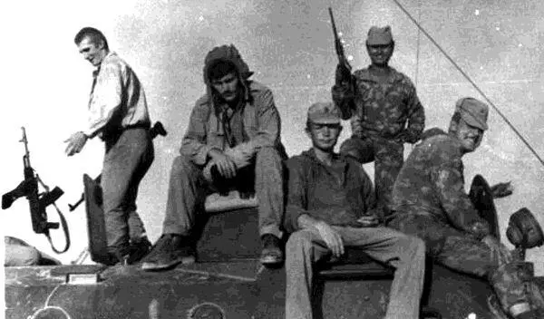 Сразу же у Володьки возник вопрос к старшему сопровождающему на их машине - фото 10