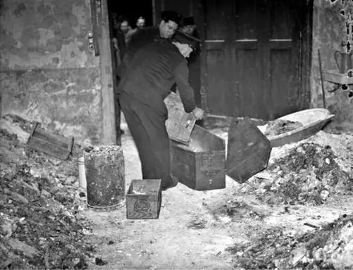 Gravediggers from Passy Cemetery were hired to sift through the debris for - фото 11