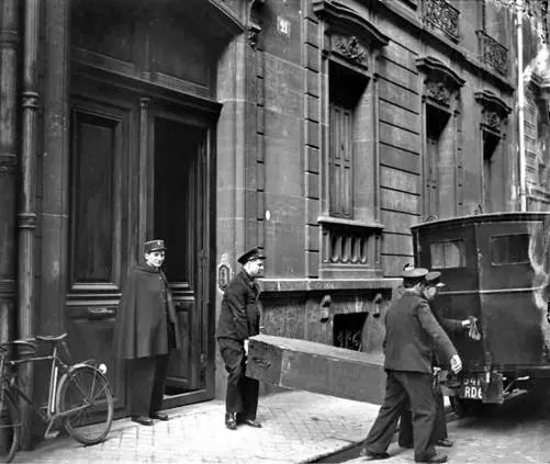 Remains of the victims were carried away for examination at the Institut - фото 12
