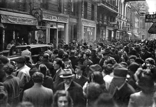 Crowd outside Petiots residence at 66 rue Caumartin Paris would soon be - фото 15