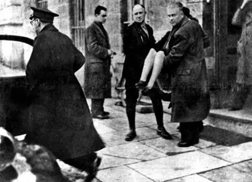 Georgette Petiot is carried away after her apprehension by the police - фото 16