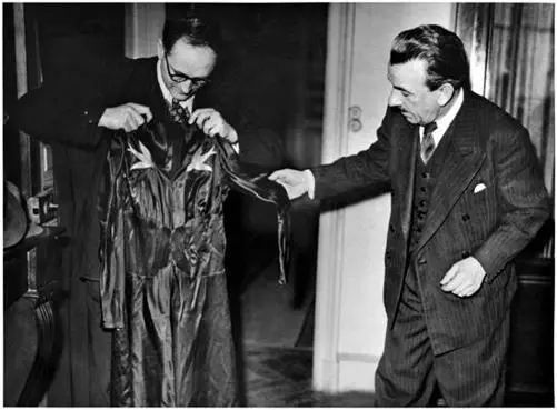 Black satin dress found at 21 rue Le Sueur The garment was still scented with - фото 18