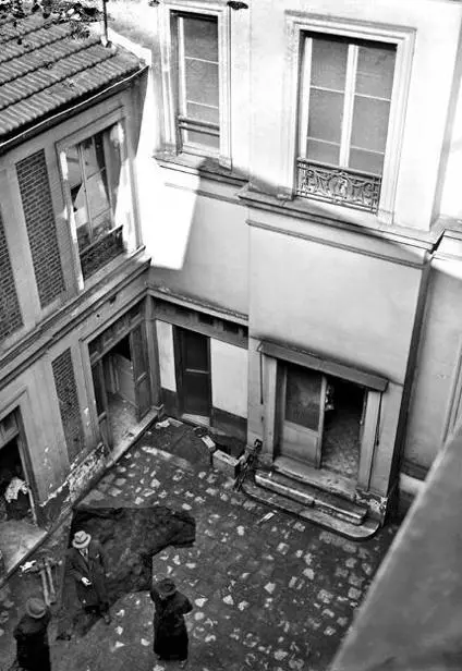 Courtyard of the townhouse The door of the brick building led to Dr Petiots - фото 5