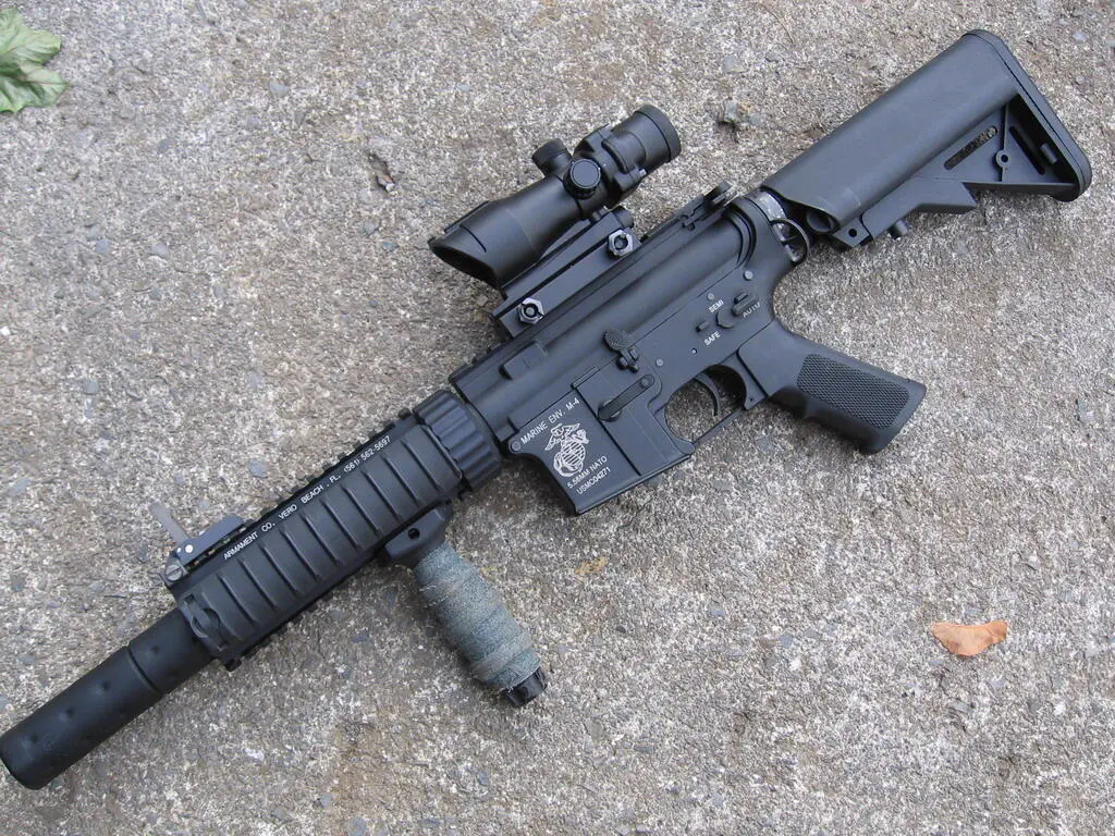 карабин M4 с прицелом ACOG из арсенала Корпуса морской пехоты США Они - фото 7