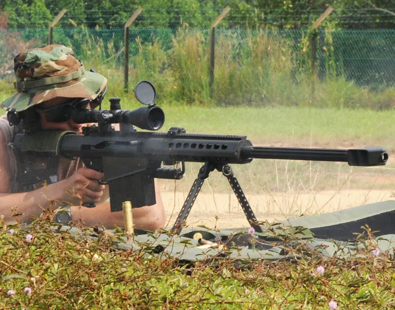 снайпер с винтовкой Барретт калибра50 BMG Рэй летел оставив землю позади - фото 8