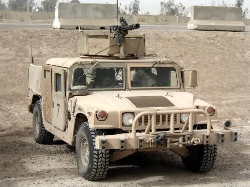 армейская HumVee Он сломал пластиковый кожух рулевой колонки снял обломки и - фото 14
