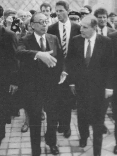 Франсуа Миттеран впереди справа президент Франции с 1981 по 1995 год - фото 53