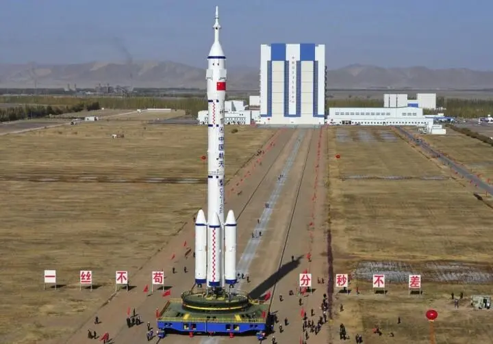 Ракета Long March II и космический корабль Shenzhou8 на космодроме Цзюцюань - фото 89