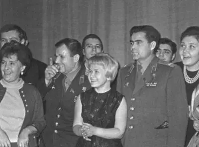 На праздничном вечере у космонавтов А Н Пахмутова Е В Хрунов А С - фото 39