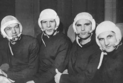 Члены экипажей Союза4 и Союза5 А С Елисеев Е В Хрунов В А - фото 41