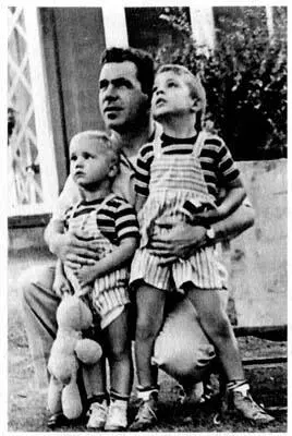 Полковник Питер Дж Проссен с сыновьями Дэвидом и Питероммладшим фотография - фото 6