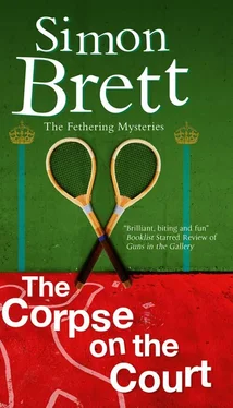 Simon Brett The Corpse on the Court обложка книги