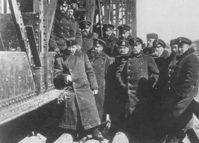 Инженерыпутейцы на строительстве моста через Обь Николай II у паровоза - фото 13