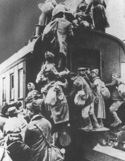 В годы войн и революций русским вагонам пришлось вынести немало Гражданская - фото 16