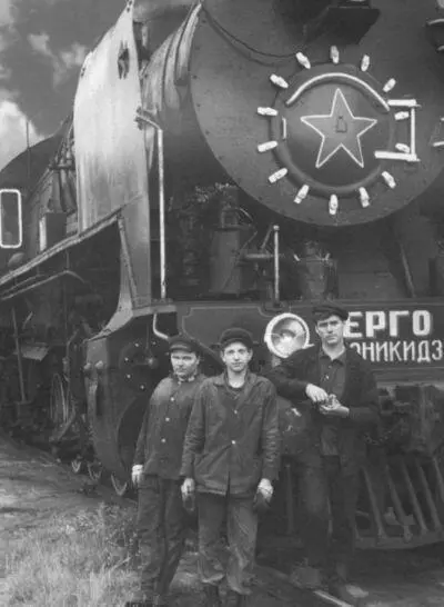 Энтузиасты возрождения железнодорожной старины И Куликов С Терехов и А Грук - фото 59