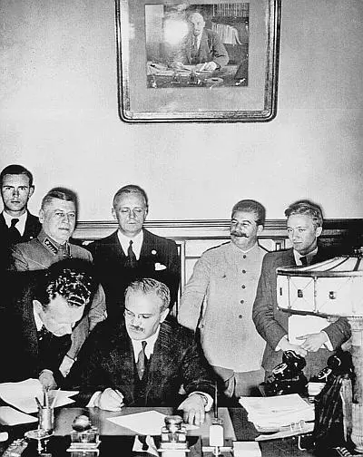 ВМ Молотов подписывает Договор о ненападении между Германией и СССР 1939 г - фото 1