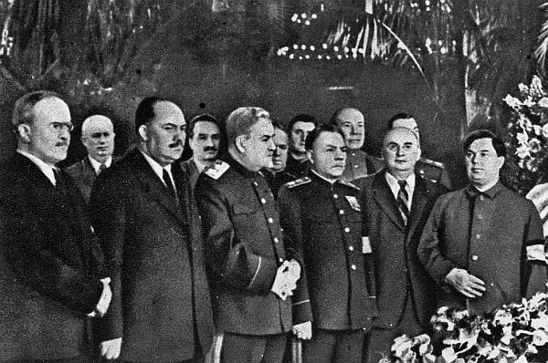 Члены Советского правительство на похоронах И В Сталина Посмертная маска И - фото 26