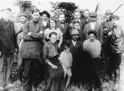 10 Group photograph of Bolshevik exiles in Turukhansk District Stalin wearing - фото 15