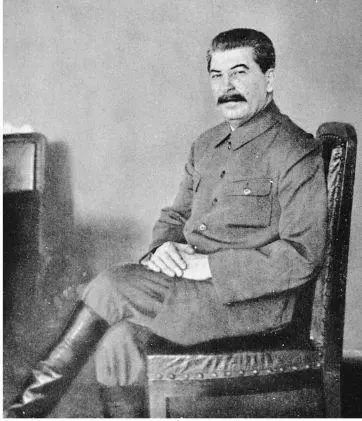 21 Stalin in 1932 22 Stalins Pipe The smoke coils around wreckers and - фото 26