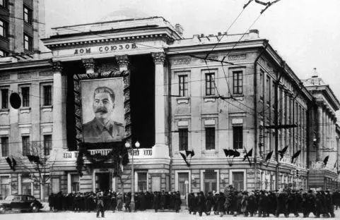 44 Mourners queue to pay their last respects to Stalin in the Hall of Columns - фото 49