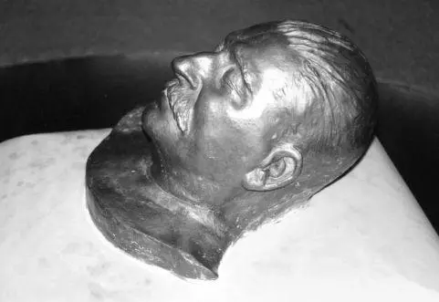 45 Stalins death mask 46 Shrine to Stalin built over and around one of his - фото 50