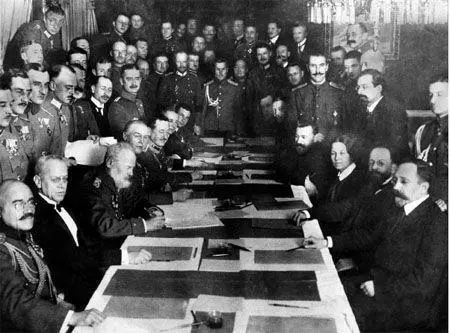 5 The peace talks at BrestLitovsk before Trotsky joined them The Russian - фото 12