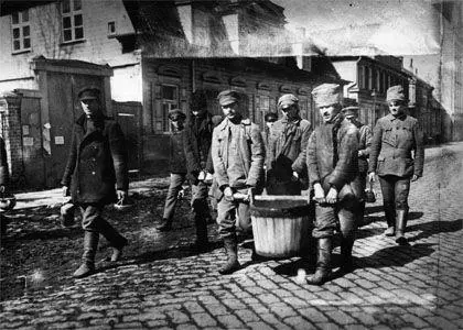 31 Food pails being carried for distribution during the Civil War in 1919 - фото 38
