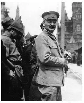 2 Trotsky in his Red Army uniform Getty Images 3 An encounter between - фото 9