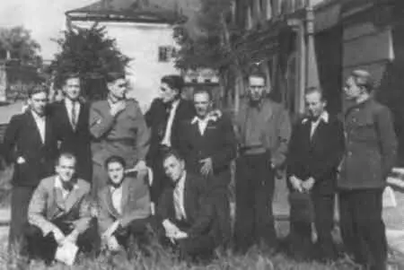 С сокурскниками по Театральному училищ у имени Б В Щепкина Москва 1947 - фото 5