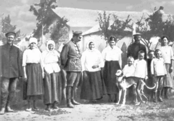 С М Буденный с матерью и родными Станица Платовская 1925 г Старший - фото 4