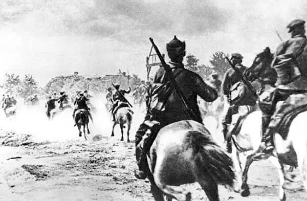 В атаку М И Калинин принимает парад частей Первой Конной армии 1920 г - фото 9