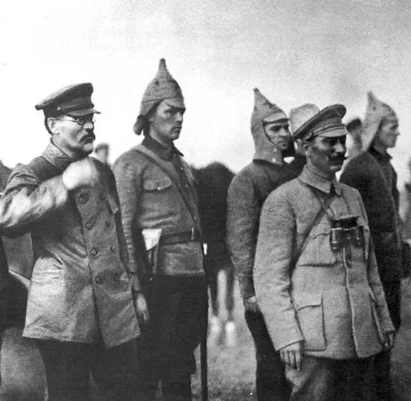 М И Калинин принимает парад частей Первой Конной армии 1920 г Командарм - фото 10