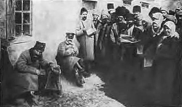 М И Калинин и С М Буденный беседуют с крестьянами 1921 г С М - фото 21