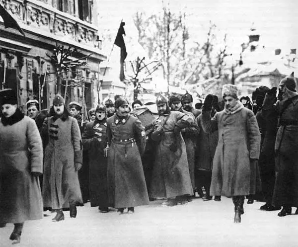 Г К Орджоникидзе С М Буденный К Е Ворошилов и другие несут гроб с телом - фото 25