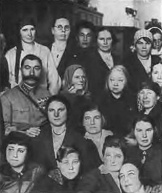С М Буденный и Н К Крупская среди делегатов VII Всесоюзного съезда Советов - фото 37