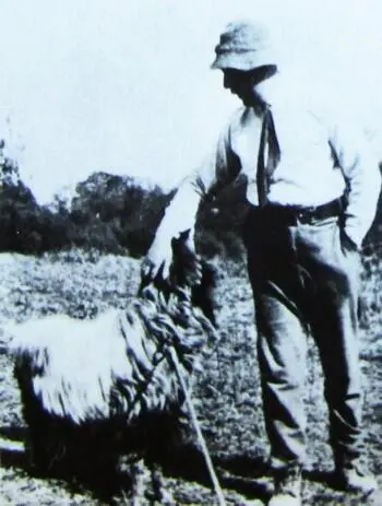 Форд на лужайке возле своего коттеджа с любимой козой Пенни 1921 - фото 7