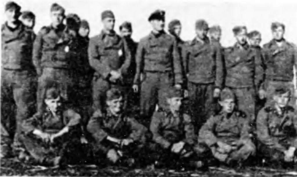 Ноябрь 1941 года Наступление на Ростов Третий справа стоит унтершарфюрер СС - фото 16