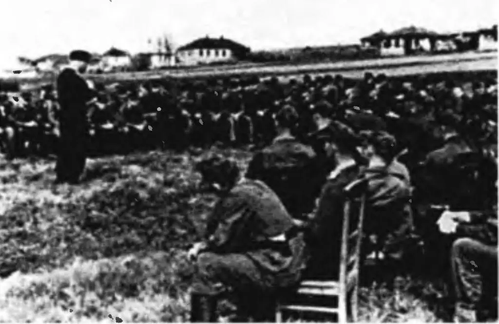 Май 1943 года Под Харьковом Оберштурмфюрер СС Вальдемар Шютц инспектирует - фото 35