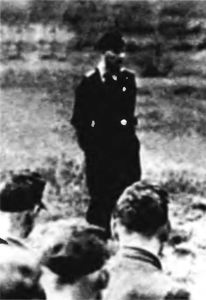 Май 1943 года Под Харьковом Оберштурмфюрер СС Вальдемар Шютц инспектирует - фото 36