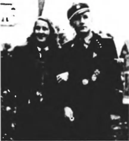Зигфрид Фусс со своей невестой 1944 год Во время наступления тигры по ошибке - фото 44